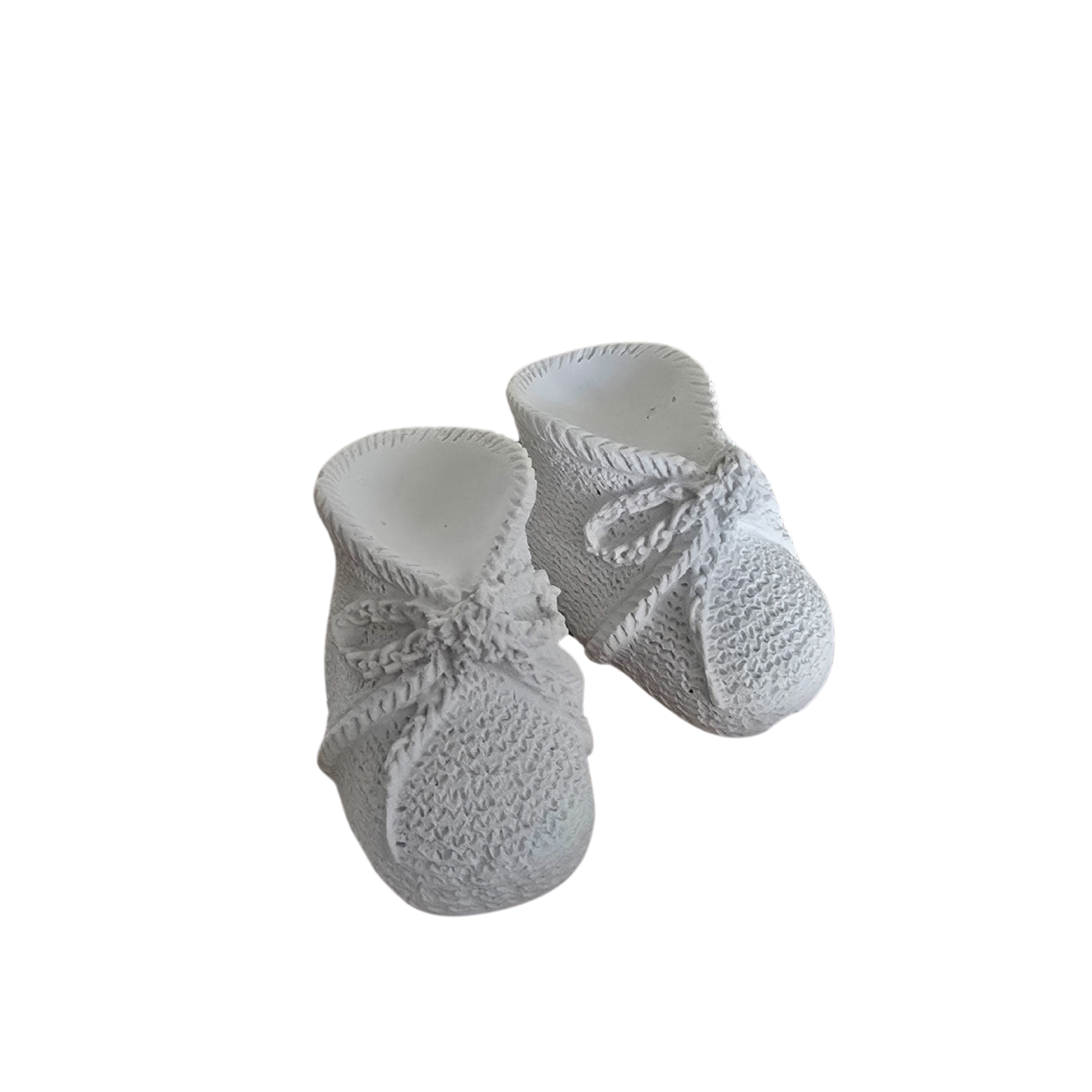 Chaussons de bébé en résine naturelle – moulage blanc réaliste sur fond transparent, création artisanale Naamaa