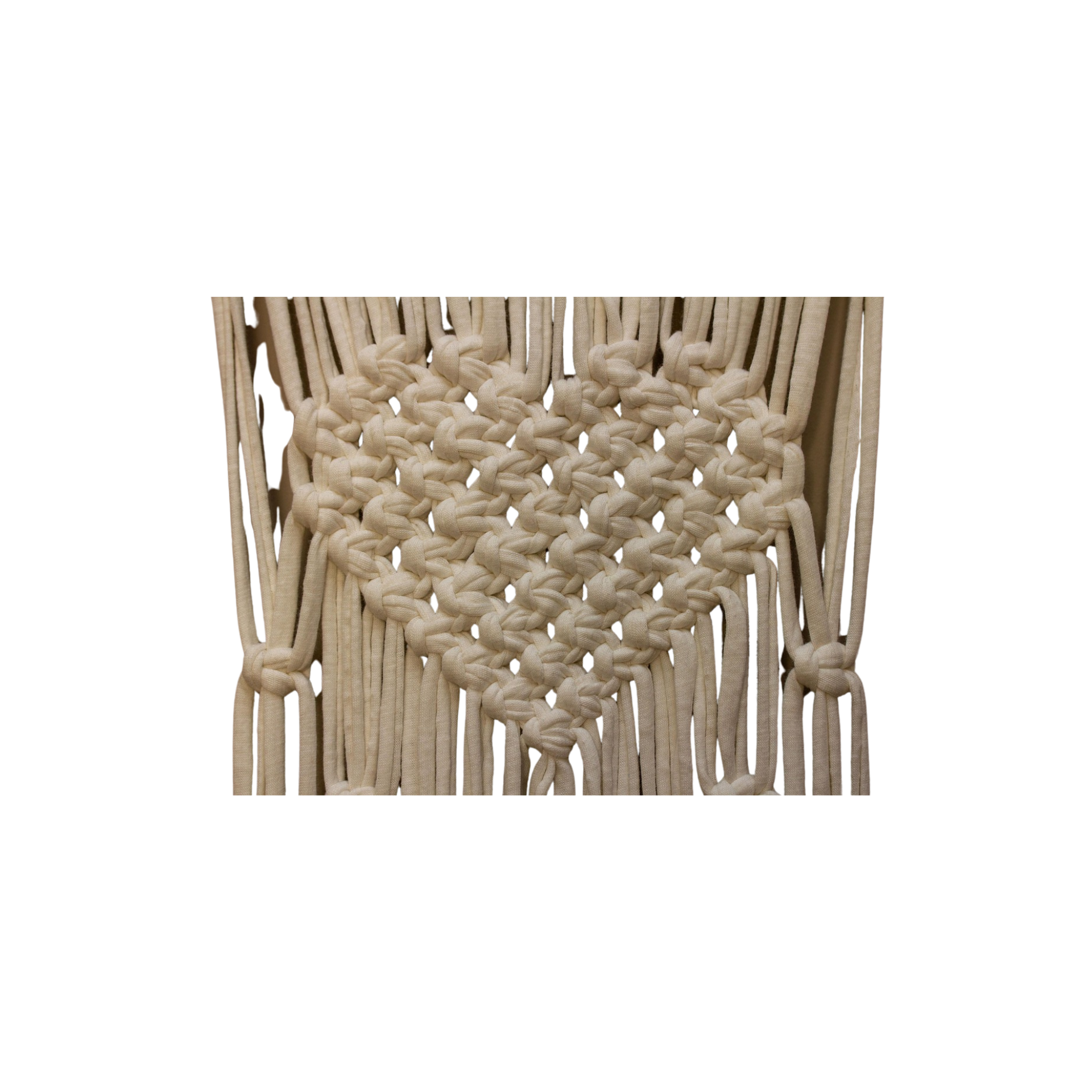 Détail d’un cœur en macramé noué à la main sur fond transparent