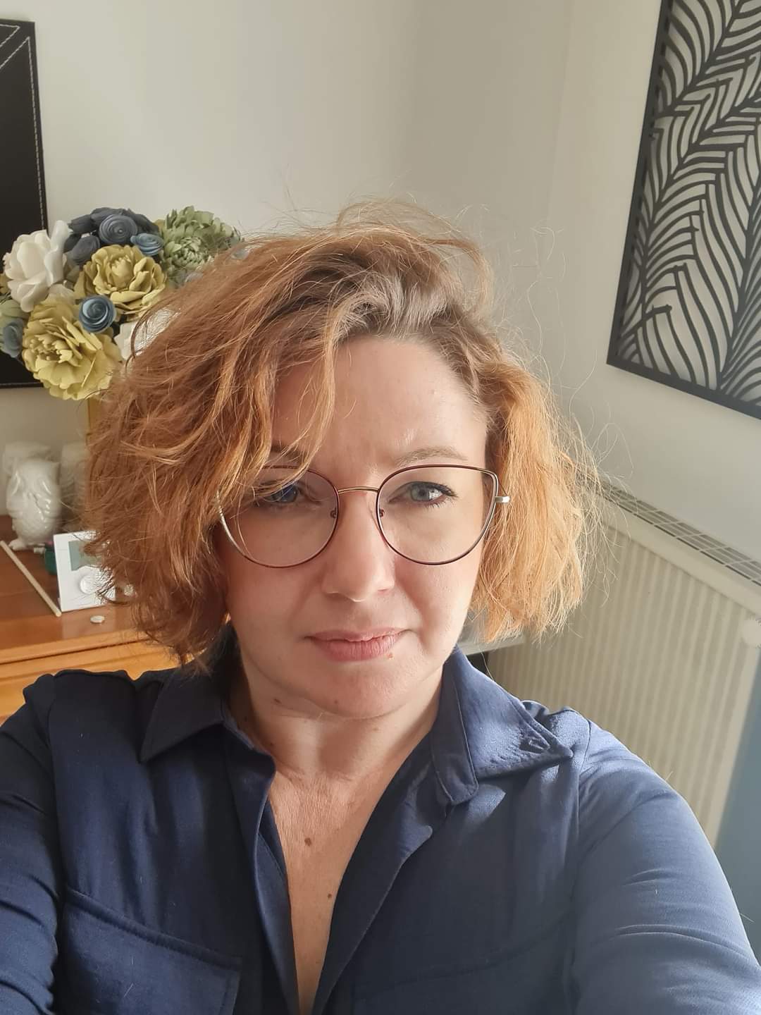 Portrait d’Aline Marrière, créatrice de la marque Naamaa, souriante en intérieur