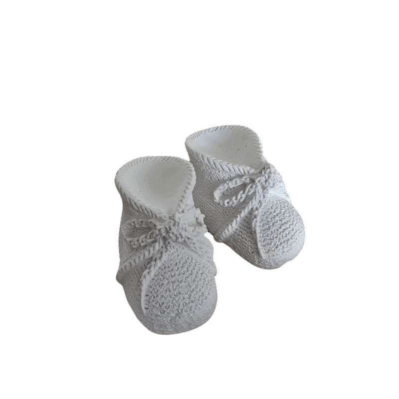 Chaussons de bébé en résine naturelle – moulage blanc réaliste sur fond transparent, création artisanale Naamaa