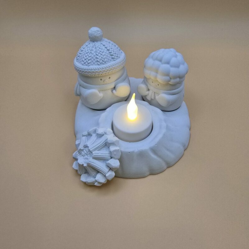 Scène d’hiver artisanale en résine blanche – photophore avec personnages et bougie LED.