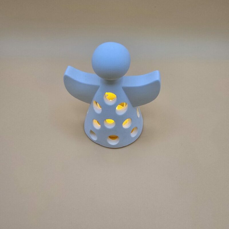 Ange photophore ajouré en résine blanche avec lumière LED.