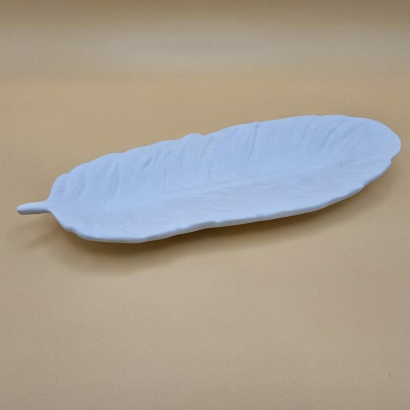 Vide-poche plume longue en résine blanche.