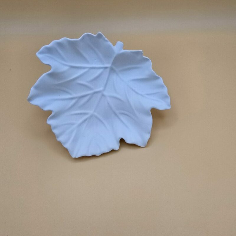 vide-poche décoratif en forme de feuille