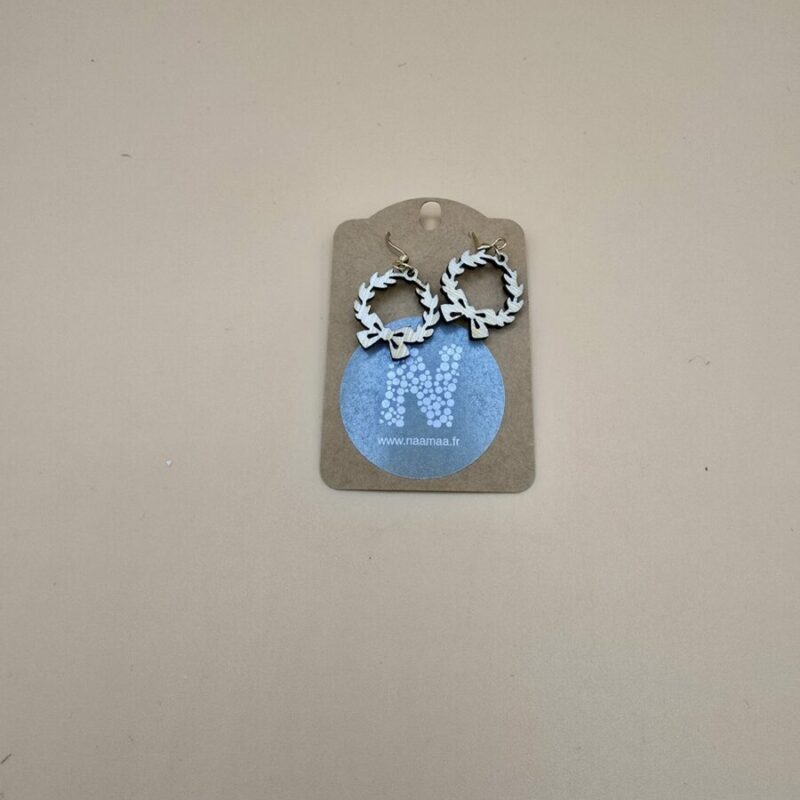 Boucles d’oreilles couronne de Noël en bois clair avec attaches inoxydables, création Naamaa
