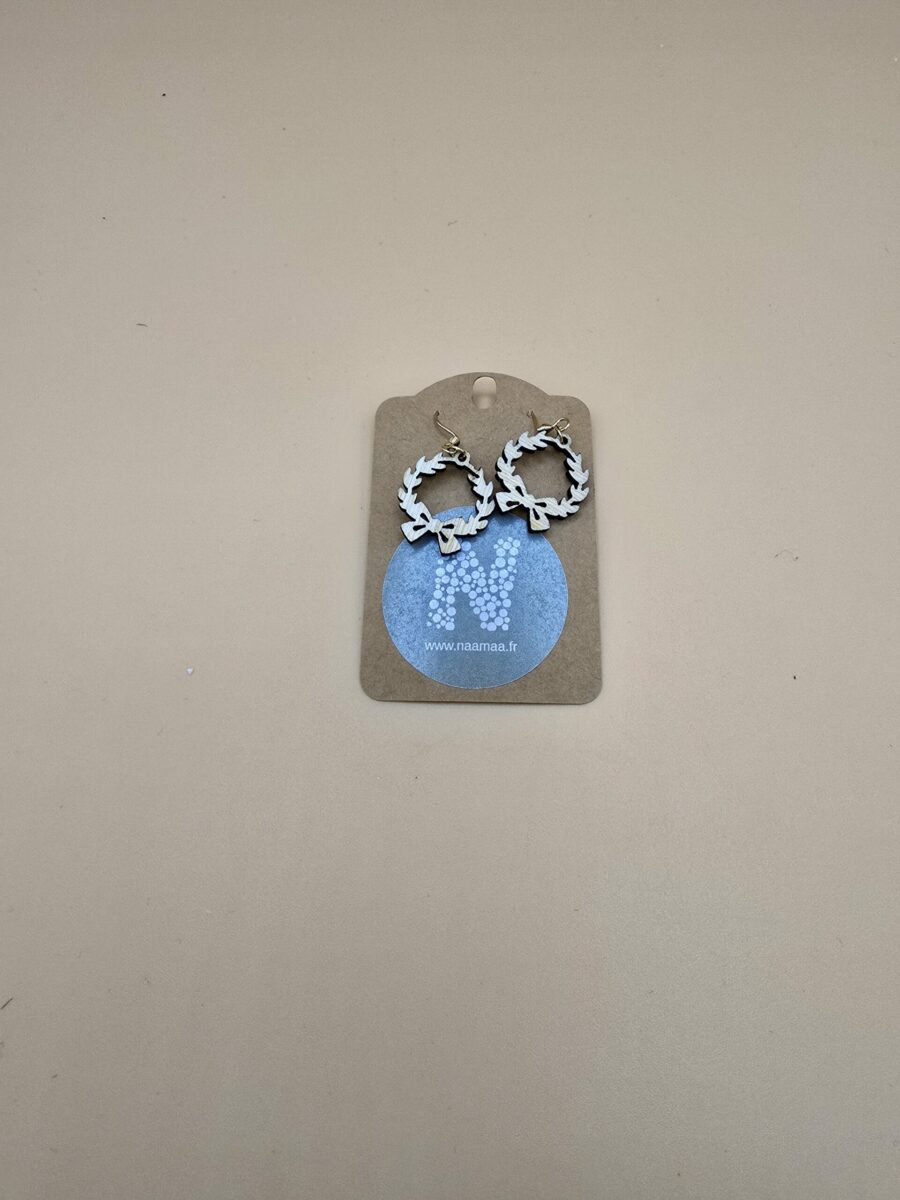 Boucles d’oreilles couronne de Noël en bois clair avec attaches inoxydables, création Naamaa