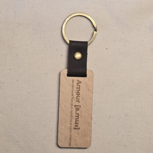 Porte-clé Amour gravé en bois, création artisanale Naamaa, cadeau symbolique pour couple.