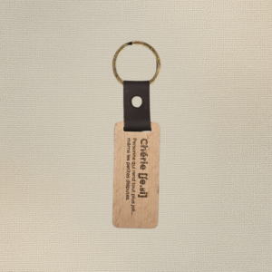 Porte-clés chérie en bois gravé avec lanière en cuir noir et anneau métallique, création artisanale Naamaa