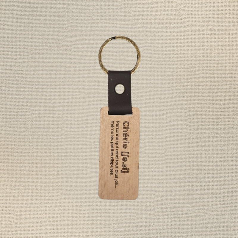 Porte-clés chérie en bois gravé avec lanière en cuir noir et anneau métallique, création artisanale Naamaa