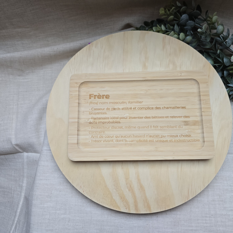 Plateau en bois gravé avec définition Frère – création artisanale Naamaa