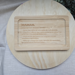 Plateau en bois gravé avec la définition Maman – création artisanale Naamaa