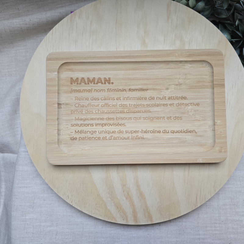 Plateau en bois gravé avec la définition Maman – création artisanale Naamaa