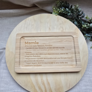 Plateau en bois gravé avec la définition Mamie – création artisanale Naamaa