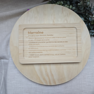 Plateau en bois gravé avec définition Marraine – création artisanale Naamaa