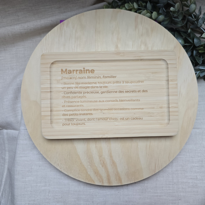 Plateau en bois gravé avec définition Marraine – création artisanale Naamaa