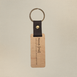 Porte-clés nous en bois gravé avec lanière en cuir noir et anneau métallique, création artisanale Naamaa