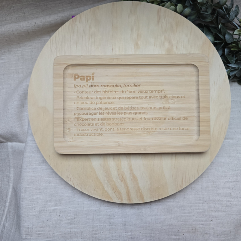Plateau en bois gravé avec définition Papi – création artisanale Naamaa