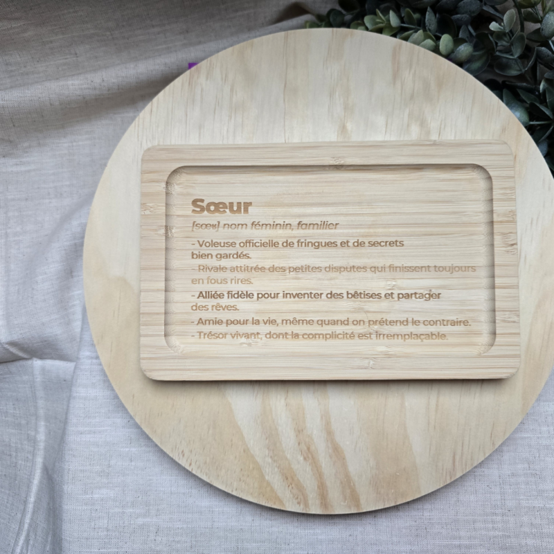 Plateau en bois gravé Sœur avec définition – création artisanale Naamaa