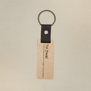 Porte-clés toi en bois gravé avec lanière en cuir noir et anneau métallique, création artisanale Naamaa