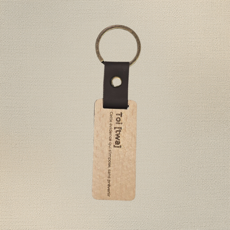 Porte-clés toi en bois gravé avec lanière en cuir noir et anneau métallique, création artisanale Naamaa