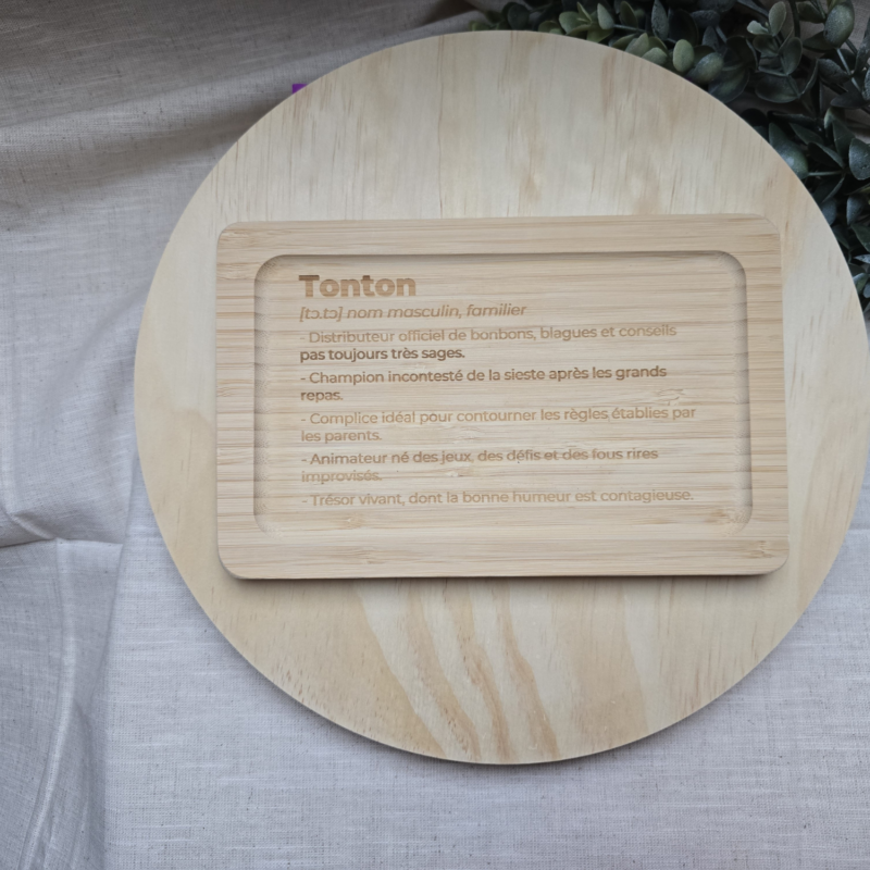 Plateau en bois gravé Tonton avec définition – création artisanale Naamaa
