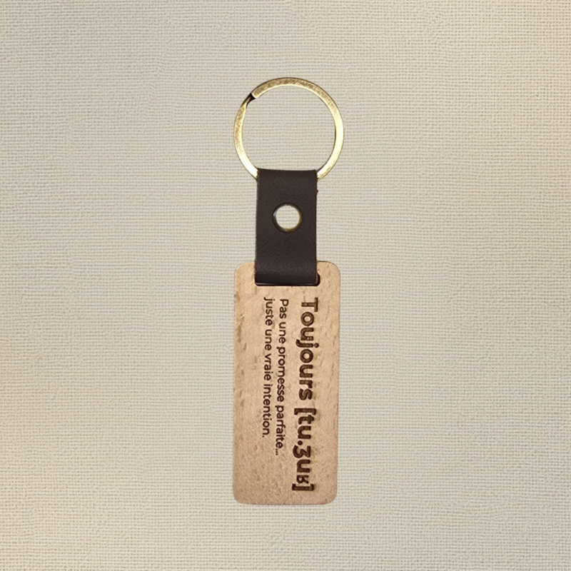 Porte-clés toujours en bois gravé avec lanière en cuir noir et anneau métallique, création artisanale Naamaa