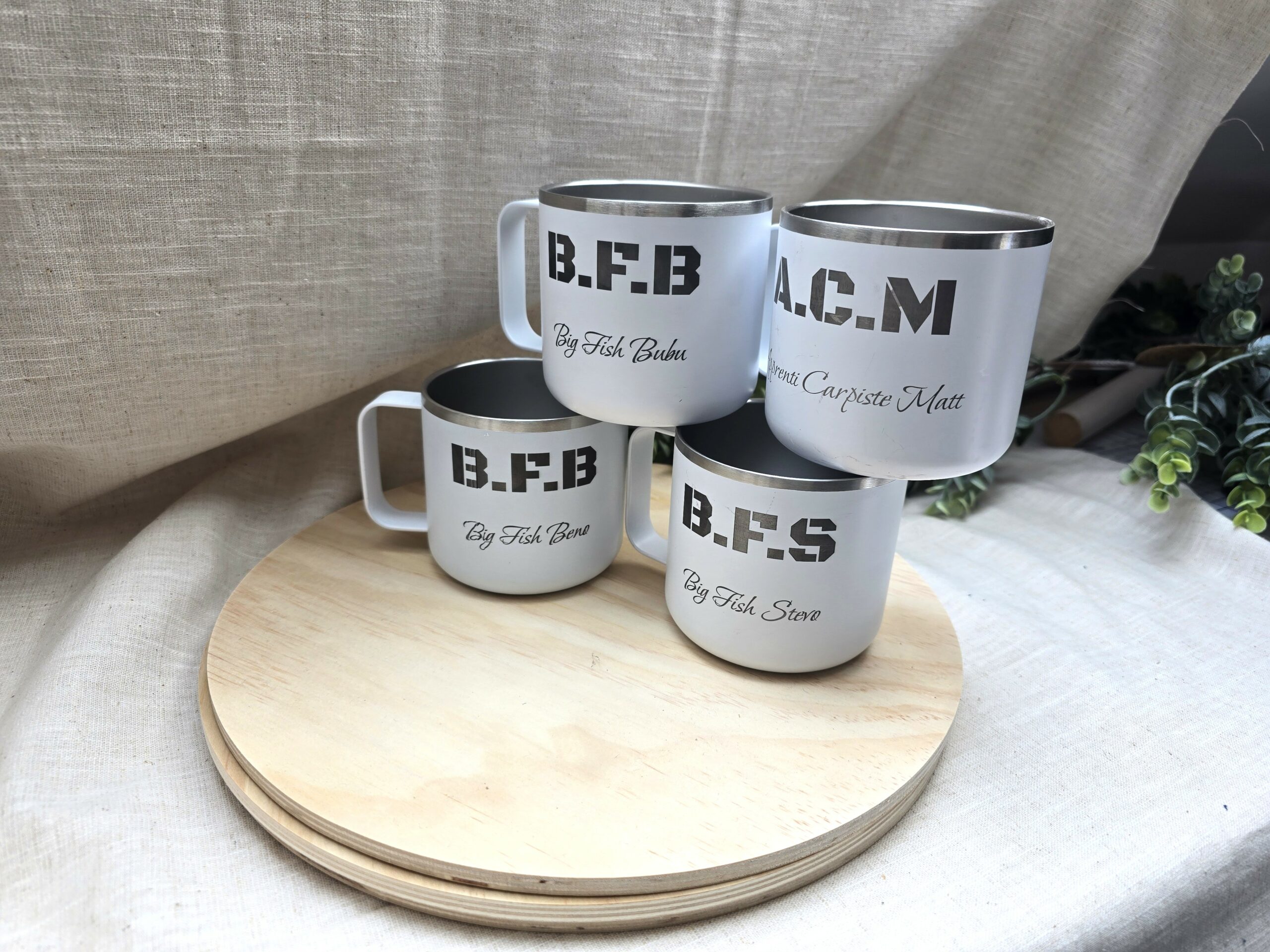 Ensemble de mugs métalliques personnalisés pour passionnés de pêche avec gravures et prénoms réalisés par Naamaa