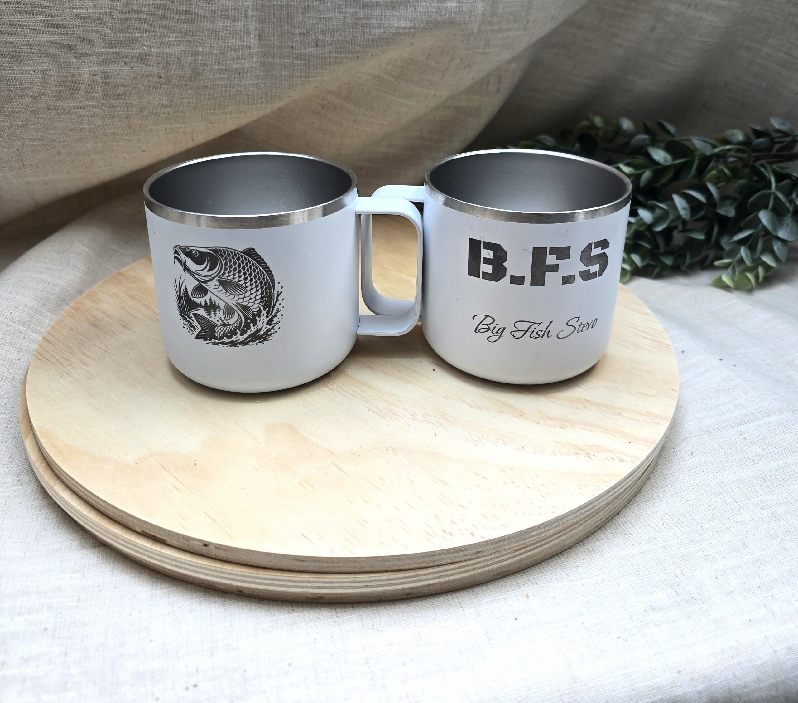 Mug métallique personnalisé blanc avec gravure pêche carpe et inscription Big Fish Stevo réalisé artisanalement par Naamaa