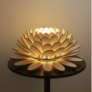 Lampe fleur de lotus artisanale en bois diffusant une lumière chaude et douce, posée sur une table noire dans une ambiance minimaliste.