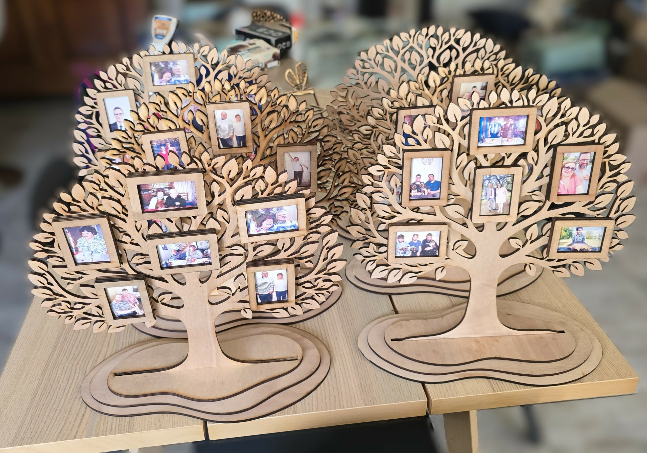 Arbres généalogiques personnalisés en bois avec cadres photo réalisés artisanalement pour une cousinade par Naamaa